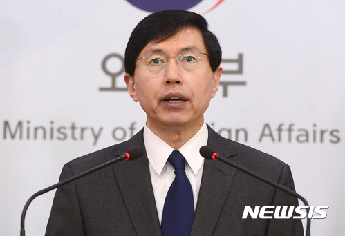 【서울=뉴시스】김선웅 기자 = 북한이 문재인 대통령 취임 이후 첫번째로 미사일 도발을 감행한 14일 오전 서울 종로구 외교부 청사에서 조준혁 외교부 대변인이 북한 도발 규탄 성명을 발표하고 있다. 2017.05.14.&nbsp; mangusta@newsis.com