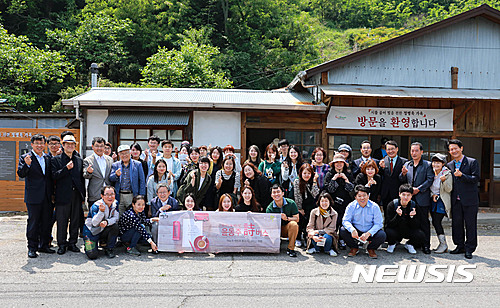 【광양=뉴시스】김석훈 기자 = 전남 광양시는 지난 13일 윤동주 탄생 100주년을 기념해 윤 시인의 유고 복사본을 진월면 망덕포구에 위치한 정병욱 가옥에 전시하는 행사를 가졌다고 밝혔다.   이날 전시행사 후 이삼식 광양시 문화예술과장, 유고 사본을 보관해온 윤인석 성균관대 교수, 정학성 교수, 전시 가옥소유자 박춘식씨 등 참석자들이 기념촬영하고 있다. 2017.05.14. (사진=광양시청 제공) kim@newsis.com 