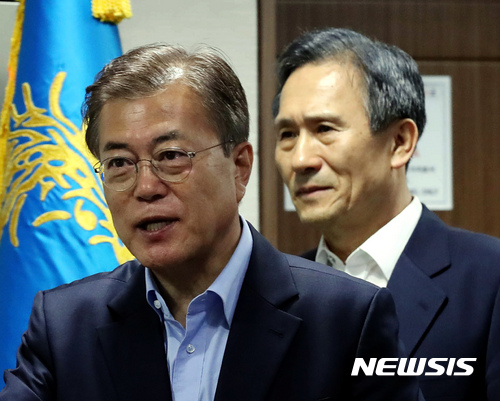 【서울=뉴시스】전신 기자 = 문재인 대통령과 김관진(오른쪽) 국가안보실장이 14일 청와대에서 열린 북한의 탄도미사일 발사와 관련한 긴급 국가안전보장회의(NSC)에 참석하고 있다.&nbsp; 회의에는 전임 정부 외교·안보 라인인 김관진 안보실장, 한민구 국방부 장관, 윤병세 외교부 장관, 홍용표 통일부 장관, 이병호 국정원장과 현 정부에서 임명된 임종석 비서실장이 참석한 것으로 알려졌다.&nbsp; 2017.05.14. (사진=청와대 제공) photo@newsis.com