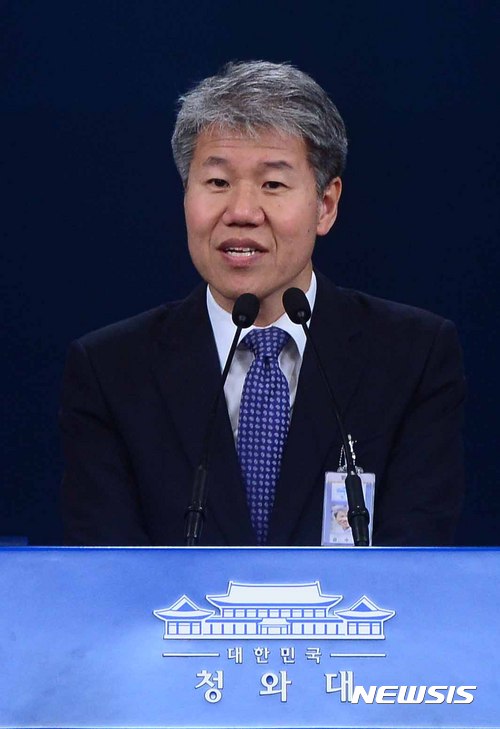 【서울=뉴시스】전신 기자 = 김수현 사회수석이 14일 청와대 춘추관 대브리핑룸에서 임명 소감을 밝히고 있다. 2017.05.14. photo1006@newsis.com