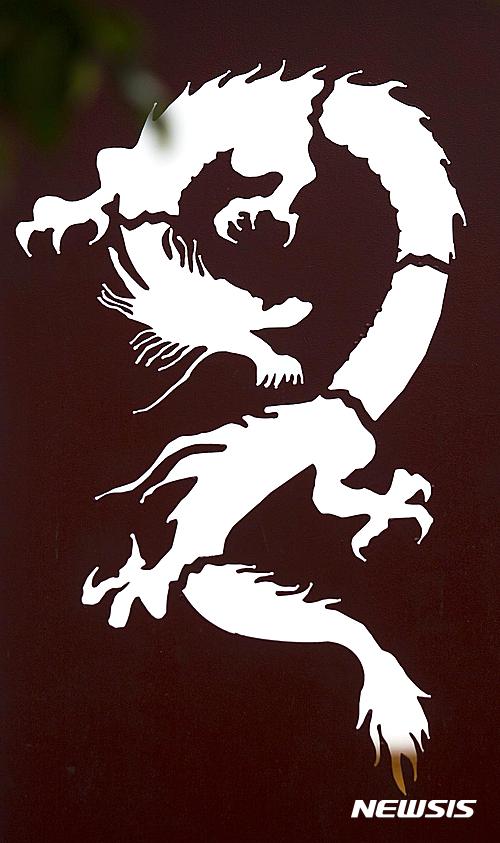 【서울=뉴시스】원추의 ‘오늘의 운세’ 2017년 5월17일 수요일 (음력 4월22일 갑진) ▶쥐띠= 밤낮으로 앉을 새도 없이 분주할 수. 범, 뱀, 양띠에게 속 있는 말 하다가 구설 있다. 봉제, 목재, 건축계는 호전되는 운. 의류, 전자계는 부진할 수다. 1, 2, 11월생 북, 남쪽 사람과 계산 정확히 할 것. 속이다가 관재가 있을 듯. ▶소띠= 찾는 것 멀리 있지 않다. 가족 중 우환이 계속 염려된다. 기혼자는 맞벌이로 신경 쓰인다. 혼자서 땀 흘릴 것. 쥐, 개, 양띠는 처음에는 힘이 되나 투기를 좋아하다 망신 있을 수. 불만이 쌓여도 4, 6, 10월생 음주로 인한 화근 조심. ▶범띠= 뿌린 것과 달리 수확이 적다. 사업이 안 된다고 다른 곳에 신경 쓰지 말 것. 밑알이 있어야 새알을 빼먹는다. 서북간에 도움줄 자 있을 듯. 3, 6, 9월생 공직자는 변동수 있고 자영업자는 문밖에 재물이 있으니 밖으로 뛰어야겠다. ▶토끼띠= 잡을 것은 분명 잡아야 하고 버릴 것은 즉시 버려야 할 때. 전할 것이 있으면 직업 전할 것. 다리를 놓아 전하다가 모든 것 다 놓친다. 자존심을 굽힐 때는 굽혀야 이익이 있겠다. 4, 8, 11월생 수입에는 지장 없다. 대인관계 조심. ▶용띠= 내키는대로 처신하다가 후회하고 있는 격. 친하다고 속마음을 보이지 말라. 남의 말 듣다가 모든 것 다 놓친다. 가는 곳에서 환영받고 평도 좋지만 들어오는 것은 적은 편. 뱀, 쥐, 말띠에게 등을 보이면 잘되던 일까지 수포로 돌아갈 듯. ▶뱀띠= 겉모양은 화려하나 속으로는 이정표를 찾는 격. 한 번에 큰 것을 얻으려 말고 마음을 비워라. 4, 7, 9, 11월생 혼자서만 쉬는 것은 미래 대비가 아니다. 지금 어려울수록 지혜를 모아 귀인을 만날 것. 북, 동쪽이 길. 뱀,양띠는 도움이 안 됨. ▶말띠= 긴 세월 마음 주고 뜻을 같이 했어도 돌아서면 남남이다. 지난날의 잘못을 논하기에 앞서 현실에 만족하면서 긍정적으로 받아들여라. 7, 10, 12월생 희망을 갖고 서로가 서로를 조응할 수 있는 힘을 가질 때. 자녀들의 눈이 당신을 주시하고 있다. ▶양띠= 상대방의 기분을 생각하지 않고서 자신의 주장만 내세우면 서로가 손해를 본다. 늘어난 빚 때문에 벅차더라도 용기를 내라. 구상하는 일 밀고 나간다면 큰 그릇이 될 수. 4, 8, 12월생 마음을 넓게 갖는 자만이 세상을 지배할 수 있음을 알 것. ▶원숭이띠= 모든 일에는 매듭이 필요하다. 자신이 책임 짓지 못할 말과 행동은 피하라. 평생 후회하게 될 듯. 2, 7, 9, 12월생 연상이나 연하를 좋아하는 것은 누구를 위함인가. 다시한번 생각해 볼 때. 동업을 시도한다면 길하니 추진하라. ▶닭띠= 떠나간 사람에 연연해 하다가 매사 혼동될 수 있으니 잊을 것은 빨리 잊고 새 출발하라. 자기만의 비밀은 누구에게나 있는 법. 끝까지 지키는 인내가 필요. 귀가 얇아 담아 두지 못하는 성격만 고친다면 진정한 사람 만날 수. 4, 5월생 신경 쓰다 건강 해칠 수. ▶개띠= 과욕을 버리고 차분하게 처신하라. 자신도 스스로를 알 수 없는데 남을 믿는다는 것은 큰 모험이다. 마음 흔들리지 말고 가족을 생각하라. 한두번 실연으로 족할 것. 1, 4, 8, 9월생 순간적 실수가 없도록 신중을 기하라. ▶돼지띠= 오랜 세월 함께 했어도 갈라서면 바로 남남이다. 자식으로 인해 부부간의 갈등이 우려되니 다시한번 생각할 수 있는 여유를 가질 것. 2, 7, 9월생 가족과 자신의 건강을 체크해 봄이 좋겠다. 건강 잃으면 금전도 의미 없다. 구삼원 원장 02-959-8493, 010-5584-9393