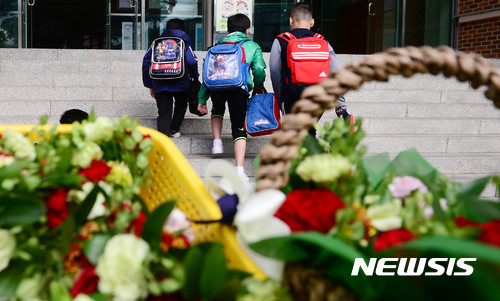 '스승의 날' 포스트잇편지·삼행시…어린이집은 선물 고민