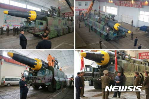 【서울=뉴시스】북한 노동신문은 김정은 국무위원장이 14일 지상대지상 중장거리 전략탄도로켓 '화성-12형' 시험발사를 현지지도 했다고 15일 보도했다.&nbsp; 앞서 합동참모본부는 지난 14일 북한이 이날 오전 5시27분께 평안북도 구상 일대에서 탄도미사일 1발을 시험발사, 700㎞가량 비행했다고 분석했다. 또한 미·일 정보당국은 30분가량 비행했으며 고도가 2,000㎞를 넘은 것으로 추정했다. 2017.05.15. (출처=노동신문)&nbsp; photo@newsis.com