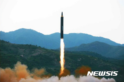 【서울=뉴시스】북한 노동신문은 김정은 국무위원장이 14일 지상대지상 중장거리 전략탄도로켓 '화성-12형' 시험발사를 현지지도 했다고 15일 보도했다.&nbsp; 앞서 합동참모본부는 지난 14일 북한이 이날 오전 5시27분께 평안북도 구상 일대에서 탄도미사일 1발을 시험발사, 700㎞가량 비행했다고 분석했다. 또한 미·일 정보당국은 30분가량 비행했으며 고도가 2,000㎞를 넘은 것으로 추정했다. 2017.05.15. (출처=노동신문)&nbsp; photo@newsis.com