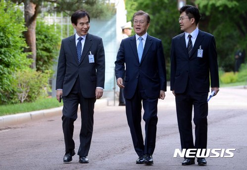 【서울=뉴시스】전신 기자 = 문재인 대통령이 15일 청와대 관저를 나와 주영훈(왼쪽) 경호실장, 송인배 전 더불어민주당 선대위 일정총괄팀장과 여민관 집무실로 출근하고 있다. 2017.05.15.&nbsp; photo1006@newsis.com