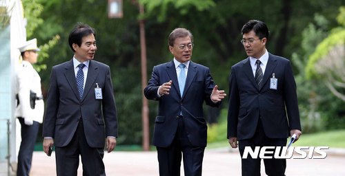 [서울=뉴시스]문재인 대통령이 취임 직후인 2017년 5월15일 청와대 관저를 나와 주영훈(왼쪽) 경호실장과 여민관 집무실로 출근하고 있는 모습.(사진=뉴시스DB). 2017.05.15. 