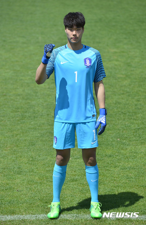 【파주=뉴시스】최동준 기자 = 2017 FIFA 20세 이하 월드컵에 출전하는 U-20 축구대표팀 송범근이 15일 경기 파주국가대표트레이닝센터(NFC)에서 열린 미디어데이에서 포즈를 취하고 있다. 2017.05.15.&nbsp; photocdj@newsis.com