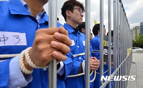 【서울=뉴시스】고승민 기자 = 지난 5월15일 서울 종로구 광화문광장에서 열린 '세계병역거부자의날' 행사에서 참가자들이 옥중 퍼포먼스를 벌이고 있다. 2017.05.15. kkssmm99@newsis.com