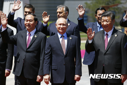 【 베이징=AP/뉴시스】중국 베이징에서 15일 일대일로 국제협력 정상포럼에 참석한 정상들이 기념촬영 중 손을 흔들고 있다. 앞줄 가운데가 블라디미르 푸틴 러시아 대통령, 오른쪽이 시진핑 중국 국가주석,왼쪽이 쩐다이꽝 베트남 대통령이다.&nbsp; 2017.05.15