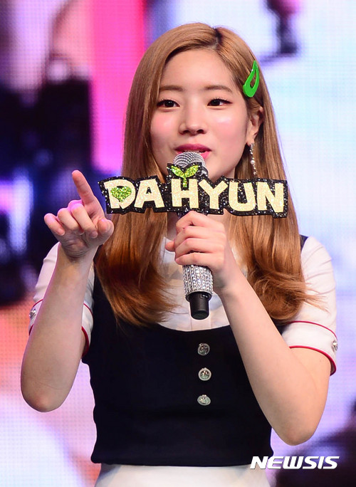 【서울=뉴시스】추상철 기자 = 트와이스 미니4집 'SIGNAL' 쇼케이스가 열린 15일 오후 서울 용산구 블루스퀘어에서 다현이 앨범소개를 하고 있다. 타이틀곡 'SIGNAL'은 박진영 프로듀서가 작사와 작곡을 맡았으며 강렬한 808 Bass의 힙합 리듬에 리드미컬한 전자 악기들이 배치돼 그루브와 경쾌함을 더했다. 2017.05.15. scchoo@newsis.com