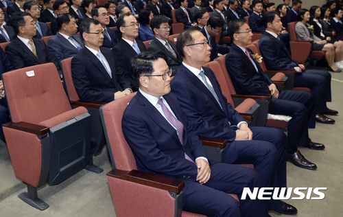 【서울=뉴시스】최진석 기자 = 15일 오후 서울 서초구 대검찰청에서 열린 '김수남 검찰총장 이임식'장에 마련된 안태근 법무부 검찰국장의 자리(왼쪽)가 비어 있다. 논란이 일고 있는 안 국장은 늦은 참석으로 다른 자리에 앉았다.  한편 이날 법조계에 따르면 국정농단 의혹 수사 책임자였던 이영렬 서울중앙지검장과 안태근 법무부 검찰국장(검사장)이 '최순실 게이트' 수사 발표 나흘 뒤 만찬을 가진 것으로 알려져 적절성 논란이 일고 있다. 2017.05.15.  myjs@newsis.com