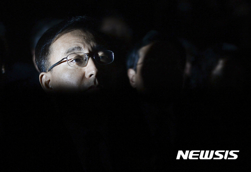 [서울=뉴시스]이른바 '50억 클럽' 명단 중 1명으로 지목된 김수남 전 검찰총장이 의혹을 제기한 박수영 국민의힘 국회의원을 상대로 낸 손해배상 소송 1심에서 8일 패소했다. 사진은 김 전 총장이 지난 2017년15일 오후 서울 서초구 대검찰청에서 열린 '검찰총장 이임식'에 참석한 모습. 2017.05.15. myjs@newsis.com