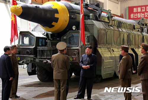 【서울=뉴시스】북한 조선중앙통신은 김정은 국무위원장이 14일 지상대지상 중장거리 전략탄도로켓 '화성-12'형 시험발사를 현지지도 했다고 15일 보도했다. 앞서 합동참모본부는 지난 14일 북한이 이날 오전 5시27분께 평안북도 구상 일대에서 탄도미사일 1발을 시험발사, 700㎞가량 비행했다고 분석했다. 또한 미·일 정보당국은 30분가량 비행했으며 고도가 2,000㎞를 넘은 것으로 추정했다. 2017.05.15. (사진=조선중앙TV 캡쳐) photo@newsis.com