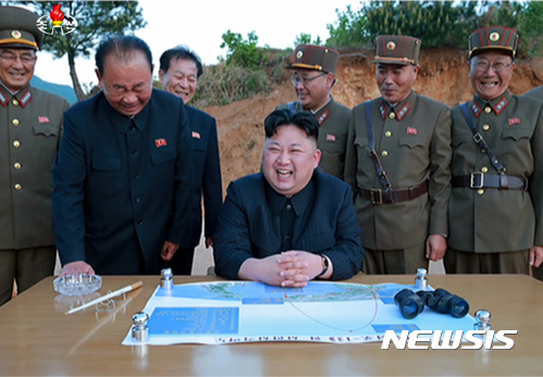 【서울=뉴시스】북한 조선중앙통신은 김정은 국무위원장이 14일 지상대지상 중장거리 전략탄도로켓 '화성-12'형 시험발사를 현지지도 했다고 15일 보도했다.&nbsp;&nbsp;&nbsp; 앞서 합동참모본부는 지난 14일 북한이 이날 오전 5시27분께 평안북도 구상 일대에서 탄도미사일 1발을 시험발사, 700㎞가량 비행했다고 분석했다. 또한 미·일 정보당국은 30분가량 비행했으며 고도가 2,000㎞를 넘은 것으로 추정했다. 2017.05.15. (사진=조선중앙TV 캡쳐)&nbsp;&nbsp;&nbsp; photo@newsis.com