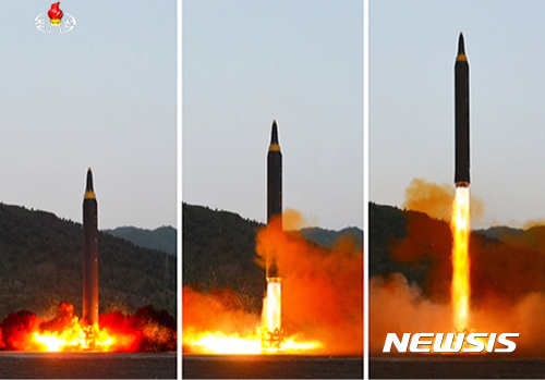 【서울=뉴시스】북한 조선중앙통신은 지난 14일 지상대지상 중장거리 전략탄도로켓 '화성-12'형 시험발사를 진행했다고 15일 보도했다.&nbsp; 앞서 합동참모본부는 지난 14일 북한이 이날 오전 5시27분께 평안북도 구상 일대에서 탄도미사일 1발을 시험발사, 700㎞가량 비행했다고 분석했다. 또한 미·일 정보당국은 30분가량 비행했으며 고도가 2,000㎞를 넘은 것으로 추정했다. 2017.05.15. (사진=조선중앙TV 캡쳐)&nbsp; photo@newsis.com