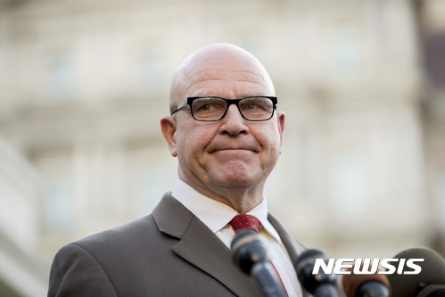 【워싱턴=AP/뉴시스】허버트 맥마스터 미국 백악관 국가안보 보좌관이 15일(현지시간) 백악관 웨스트윙 밖에서 기자회견을 갖고 있다. 2017.05.16