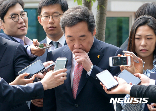 【서울=뉴시스】박주성 기자 = 이낙연 국무총리 후보자가 16일 오전 서울 종로구 통의동 금융감독원 연수원으로 출근하며 취재진의 질문을 경청하고 있다. 2017.05.16. park7691@newsis.com