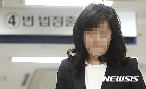 【서울=뉴시스】최진석 기자 = 우병우 전 청와대 민정수석의 부인 이민정 정강 대표가 지난 2017년 5월 16일 서초구 서울중앙지법에서 열린 업무상 배임 혐의 관련 1차 공판에 출석하고 있다. 2017.05.16. myjs@newsis.com