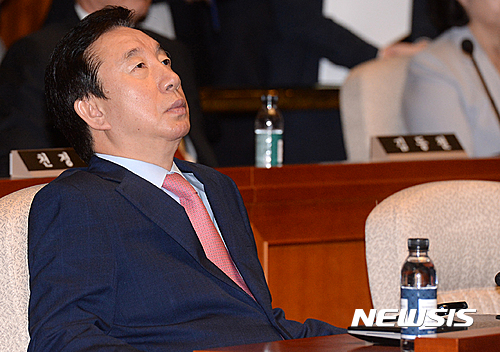 【서울=뉴시스】배훈식 기자 = 바른정당을 탈당하고 복당한 김성태 의원이 16일 오전 서울 여의도 국회 예결위회의장에서 열린 자유한국당 의원총회에 참석해 천장을 바라보고 있다. 2017.05.16. dahora83@newsis.com 