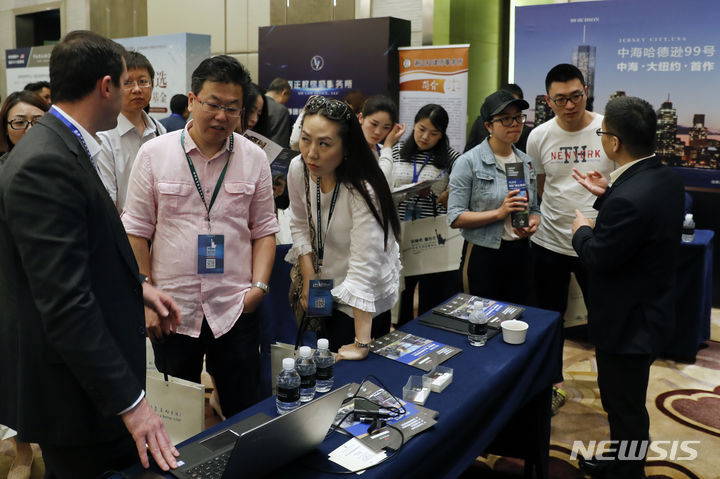 [베이징=AP/뉴시스]2017년 5월7일 베이징의 한 호텔에서 열린 미국 투자이민상담회에 많은 중국인들이 몰려 있다. 호주가 500만 호주달러(약 44억원) 이상을 투자하는 부유한 해외 투자자들에게 호주에 살 수 있게 하는 이른바 '골든 비자'를 폐지했다고 BBC가 22일 보도했다. 2024.01.22.