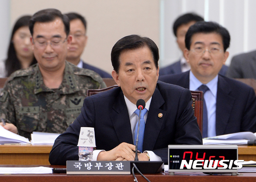 【서울=뉴시스】배훈식 기자 = 16일 오후 서울 여의도 국회에서 열린 국방위원회 전체회의에 참석한 한민구 국방부 장관이 북한 미사일 발사 관련 질의에 답변하고 있다. 2017.05.16.&nbsp;&nbsp; dahora83@newsis.com