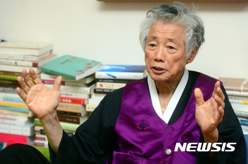 【서울=뉴시스】조성봉 기자 = ‘임을 위한 행진곡’이 5.18민주화운동 기념식 제창곡으로 다시 지정된 가운데 16일 오전 서울 종로구 명륜동 통일문제연구소 사무실에서 백기완 통일문제연구소장이 뉴시스와 인터뷰를 하고 있다. ‘임을 위한 행진곡’ 노랫말의 모태가 된 장편시 ‘묏비나리’의 원작자인 백기완 소장은 “묏비나리는 매 맞아 죽어가던 나를 일으켰던 달구질이요 을러대기야. 투쟁의 현장에서 나온 것을 내것, 네 것하면서 따질 이유가 없어. 임을 위한 행진곡을 모두가 자유롭게 부를 수 있어야 해”라고 말했다. 2017.05.17. suncho21@newsis.com