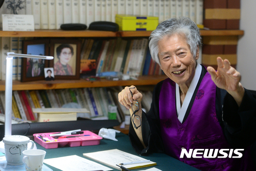 【서울=뉴시스】조성봉 기자 = ‘임을 위한 행진곡’이 5.18민주화운동 기념식 제창곡으로 다시 지정된 가운데 16일 오전 서울 종로구 명륜동 통일문제연구소 사무실에서 백기완 통일문제연구소장이 뉴시스와 인터뷰를 마치고 손 인사를 하고 있다. ‘임을 위한 행진곡’ 노랫말의 모태가 된 장편시 ‘묏비나리’의 원작자인 백기완 소장은 “묏비나리는 매 맞아 죽어가던 나를 일으켰던 달구질이요 을러대기야. 투쟁의 현장에서 나온 것을 내것, 네 것하면서 따질 이유가 없어. 임을 위한 행진곡을 모두가 자유롭게 부를 수 있어야 해”라고 말했다. 2017.05.17. suncho21@newsis.com