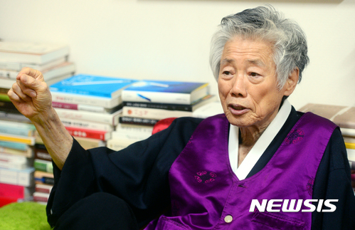 【서울=뉴시스】조성봉 기자 = ‘임을 위한 행진곡’이 5.18민주화운동 기념식 제창곡으로 다시 지정된 가운데 16일 오전 서울 종로구 명륜동 통일문제연구소 사무실에서 백기완 통일문제연구소장이 뉴시스와 인터뷰를 하고 있다. ‘임을 위한 행진곡’ 노랫말의 모태가 된 장편시 ‘묏비나리’의 원작자인 백기완 소장은 “묏비나리는 매 맞아 죽어가던 나를 일으켰던 달구질이요 을러대기야. 투쟁의 현장에서 나온 것을 내것, 네 것하면서 따질 이유가 없어. 임을 위한 행진곡을 모두가 자유롭게 부를 수 있어야 해”라고 말했다. 2017.05.17. suncho21@newsis.com