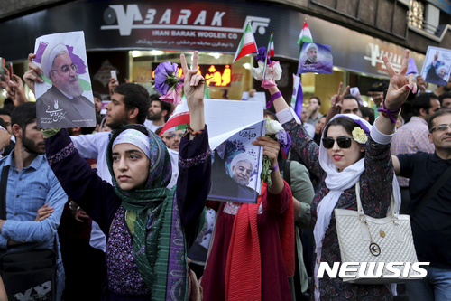 【테헤란=AP/뉴시스】19일 치러지는 이란 대통령선거에서 연임에 도전하고 있는 하산 로하니 대통령의 지지자들이 16일(현지시간) 테헤란 중심가에서 열린 로하니의 선거유세에 참여하고 있다. 2017.5.17