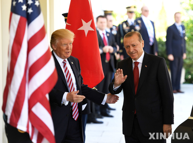 【 워싱턴 = 신화/뉴시스】 지난 5월 16일 워싱턴을 방문한 터키의 레제프 타이이프 에르도안대통령과  도널드 트럼프 미국대통령.  이들은 카슈끄지 살해에 대한 사우디 아라비아의 해명을 믿지 않고 있다.      