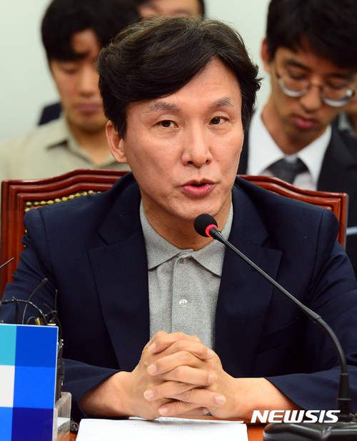 【서울=뉴시스】박영태 기자 = 김민석 더불어민주당 민주연구원장이 17일 오전 서울 영등포구 여의도 국회 당대표 회의실에서 진행된 더불어민주당 최고위원회의에서 발언하고 있다. 2017.05.17.since1999@newsis.com