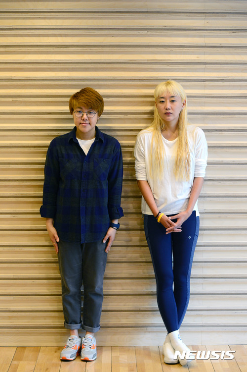 【서울=뉴시스】임태훈 기자 = 제38회 서울연극제에 참여한 창작집단 'LAS' 이기쁨(왼쪽), 극단 '신세계' 김수정 연극 연출가가 12일 오전 서울 종로구 대학로예술극장에서 뉴시스와 인터뷰에 앞서 포즈를 취하고 있다. 2017.05.17.&nbsp; taehoonlim@newsis.com