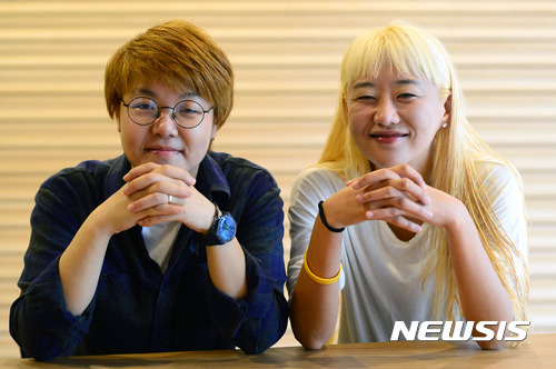 【서울=뉴시스】임태훈 기자 = 제38회 서울연극제에 참여한 창작집단 'LAS'&nbsp; 이기쁨(왼쪽), 극단 '신세계' 김수정 연극 연출가가 12일 오전 서울 종로구 대학로예술극장에서 뉴시스와 인터뷰에 앞서 포즈를 취하고 있다. 2017.05.17.&nbsp;&nbsp; taehoonlim@newsis.com