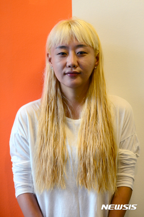 【서울=뉴시스】임태훈 기자 = 제38회 서울연극제에 참여한 극단 '신세계' 김수정 연극 연출가가 12일 오전 서울 종로구 대학로예술극장에서 뉴시스와 인터뷰에 앞서 포즈를 취하고 있다. 2017.05.17.&nbsp;&nbsp; taehoonlim@newsis.com