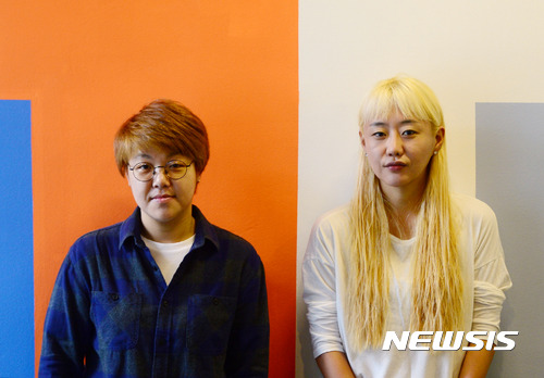 【서울=뉴시스】임태훈 기자 = 제38회 서울연극제에 참여한 창작집단 'LAS' 이기쁨(왼쪽), 극단 '신세계' 김수정 연극 연출가가 12일 오전 서울 종로구 대학로예술극장에서 뉴시스와 인터뷰에 앞서 포즈를 취하고 있다. 2017.05.17.&nbsp; taehoonlim@newsis.com