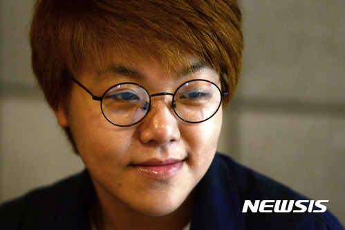 【서울=뉴시스】임태훈 기자 = 제38회 서울연극제에 참여한 창작집단 'LAS' 이기쁨 연극 연출가가 12일 오전 서울 종로구 대학로예술극장에서 뉴시스와 인터뷰에 앞서 포즈를 취하고 있다. 2017.05.17.&nbsp;&nbsp; taehoonlim@newsis.com