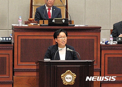 【시흥=뉴시스】이종일 기자 = 더불어민주당 문정복(시흥가) 경기 시흥시의원이 17일 시의회 임시회 1차 본회의에서 5분 발언을 하고 있다. 2017.05.17. <이 사진은 2017년 5월17일 사진자료임.> lji22356@newsis.com