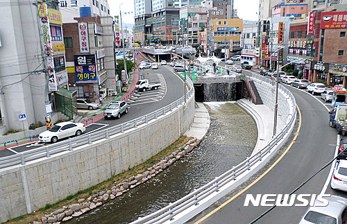 【울산=뉴시스】안정섭 기자 = 울산 남구는 도심을 가로지르는 하천인 여천천 일대 수질 개선과 악취 해소를 위해 오염수 유입 실태조사와 정비공사를 병행 실시중이라고 17일 밝혔다. 사진은 여천천 전경. 2017.05.17. (사진=울산 남구 제공)&nbsp; photo@newsis.com