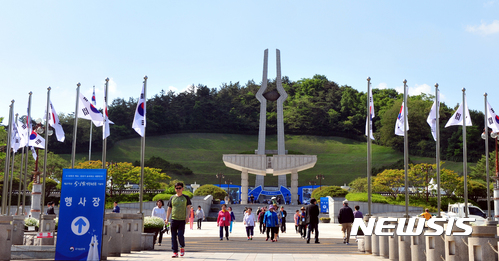 【광주=뉴시스】류형근 기자 = 지난해 5월 17일, 5·18광주민주화운동 37주년 기념식을 하루 앞두고 국립5·18민주묘지 참배를 위해 발걸음을 옮기고 있는 참배객들. 2017.05.17. hgryu77@newsis.com