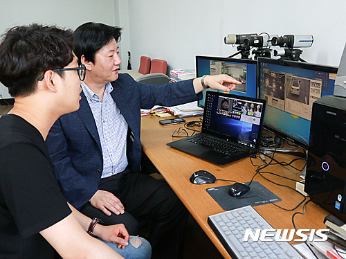 【대구=뉴시스】정창오 기자 = 경일대학교 전자공학과 김진호(사진·56) 교수와 동문기업인 ㈜한맥아이피에스는 산학협력을 통해 국내 최고 수준의 차량 번호판 인식 기술과 도로 방범용 CCTV 안면 검출 기술을 개발했다고 17일 밝혔다. 2017.05.17.(사진=경일대 제공)&nbsp; photo@newsis.com
