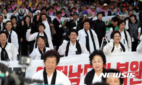 【광주=뉴시스】신대희 기자 = 5·18 광주 민주화운동 37주년 전야제에서 오월 어머니들이 민주 대행진을 하며 임을 위한 행진곡을 제창하고 있는 모습. 2018.05.17. (사진 = 뉴시스 DB) sdhdream@newsis.com