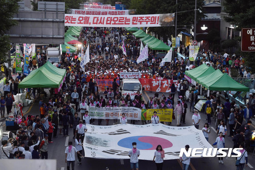 【광주=뉴시스】류형근 기자 = 5·18광주민주화운동 37주년 전야제 민주대행진. 2018.05.17. (사진 = 뉴시스 DB)&nbsp; photo@newsis.com