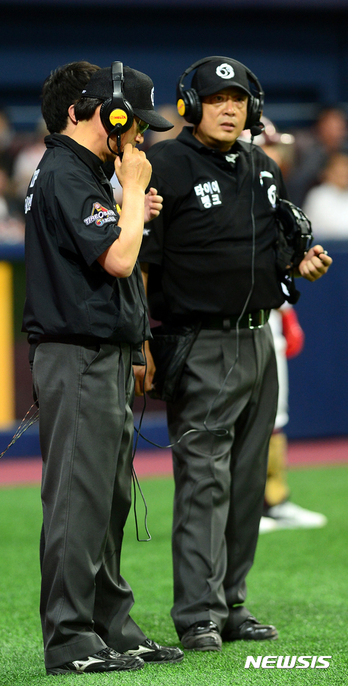 【서울=뉴시스】박주성 기자 = 17일 오후 서울 구로구 고척스카이돔에서 열린 2017 KBO 리그 한화 이글스 대 넥센 히어로즈의 경기, 9회말 원아웃 넥센 서건창이 친 유격수 앞 땅볼 때 1루에서 세이프 되자 한화가 비디오 판독을 요청, 심판들이 결과를 기다리고 있다. 2017.05.17. park7691@newsis.com