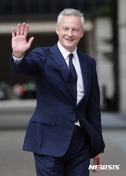 【파리=AP/뉴시스】브뤼노 르메르 프랑스 경제재무장관이 17일(현지시간) 파리 경제부 청사 앞에서 손을 흔들고 있다. 2017.05.18 