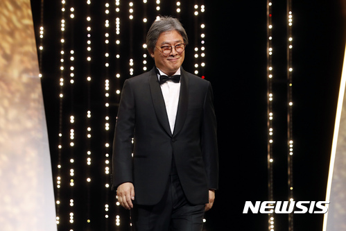 【 칸=AP/뉴시스】박찬욱 감독이 17일(현지시간) 프랑스 칸에서 열린 제70회 칸국제영화제 개막식에 경쟁부문 심사위원으로 무대에 오르고 있다.&nbsp; 2017.05.18