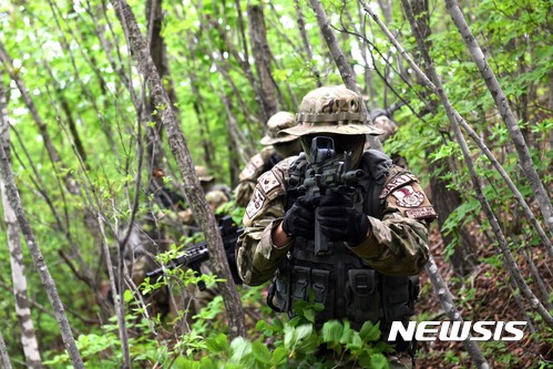 【서울=뉴시스】 공군 항공구조사 전시탐색구조 전술종합훈련 모습. (사진=공군 제공) 