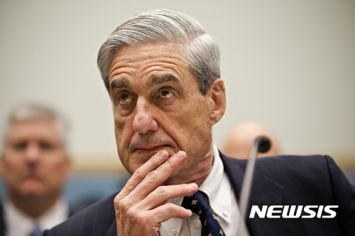 【워싱턴=AP/뉴시스】지난해 미 대선에서 러시아와 도널드 트럼프 대통령 선거캠프 간 협력 의혹을 조사할 특별검사로 17일(현지시간) 임명된 로버트 뮬러 전 연방수사국(FBI) 국장이 지난 2012년 6월13일 미 의회 청문회에 참석하고 있다. 뮬러 전 국장은 "최선을 다해 의혹을 파헤치겠다"며 특별검사직 임명을 수락했다. 2017.5.18