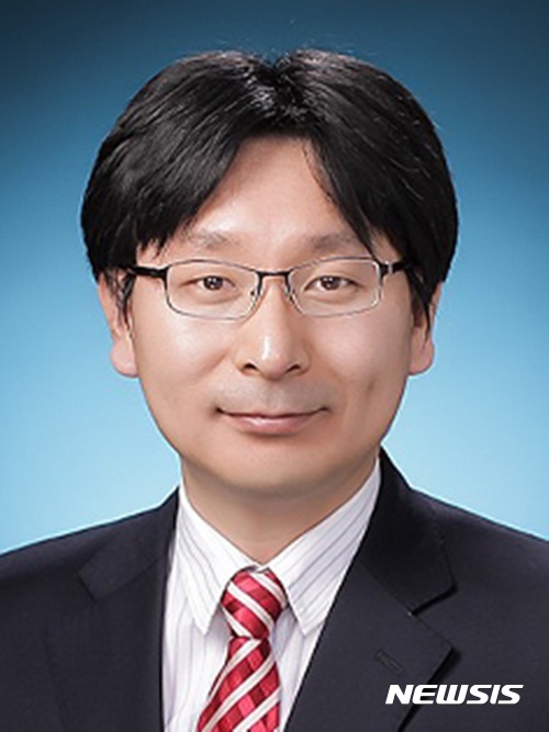 【익산=뉴시스】강명수 기자 = 원광대학교는 박순주(생명과학부) 교수 연구팀이 토마토 식물의 개화속도와 과실 생성을 촉진시키는 방법을 개발했다고 18일 밝혔다. 사진 박순주 교수. 2017.05.18. (사진=원광대학교 제공) photo@newsis.com