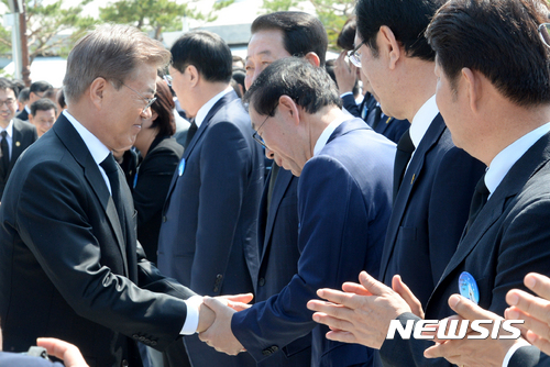 【광주=뉴시스】전진환 기자 = 문재인(왼쪽) 대통령이 18일 오전 광주 북구 국립 5.18 민주묘지에서 열린 제37주년 5·18 민주화운동 기념식에서 박원순 서울시장과 악수하고 있다. 2017.05.18.   amin2@newsis.com