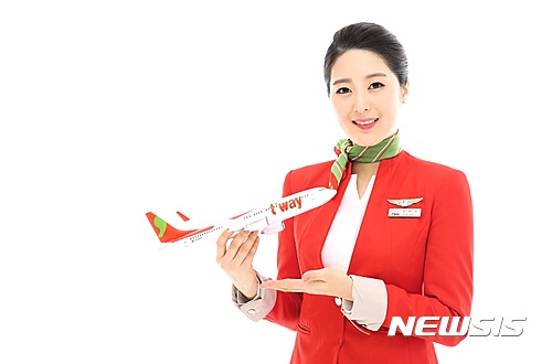 【대구=뉴시스】박준 기자 = 티웨이항공이 비행기 증편을 통해 동남아와 일본 등 주요 인기 노선의 하계 운항 스케줄을 늘린다. 18일 티웨이항공에 따르면 동남아 지역의 경우 인천-비엔티안은 지난 9일부터 주 4회에서 주 7회로, 인천-호찌민은 오는 18일부터 주 5회에서 주 7회로 각각 증편한다. 인천-사가는 지난 11일부터 주 5회에서 주 7회로, 인천-오이타는 지난 9일부터 주 6회에서 주 7회로, 오사카는 오는 6월30일부터 주 14회에서 주 17회로 각각 증편된다. 2017.05.18(사진=티웨이항공 제공)&nbsp;&nbsp; photo@newsis.com 